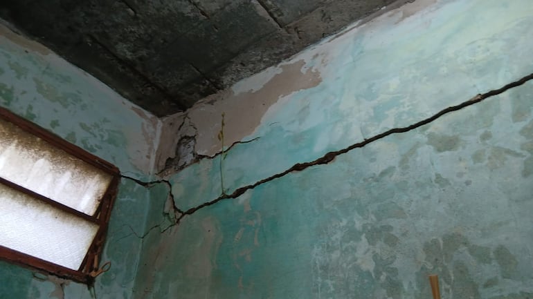 Las aulas del única baño y de las aulas donde se resguardas los libros están en peligro de derrumbe.