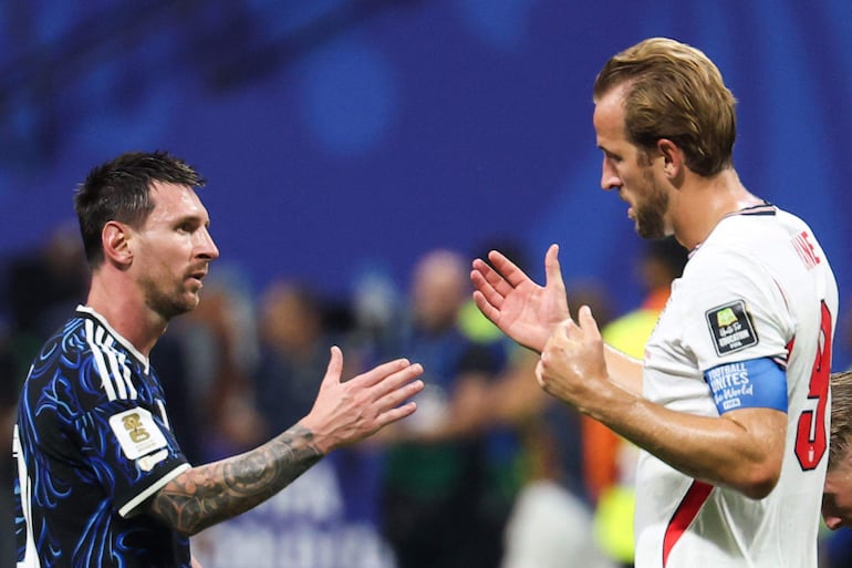 El delantero de Argentina, Lionel Messi (izq.), y el atacante de Inglaterra, Harry Kane (der.), se dan la mano tras el partido de semifinales del torneo de fútbol de la Copa del Mundo de 2026 entre Inglaterra y Argentina en el Atlanta Stadium en Atlanta.