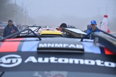 Los pilotos y los autos en fila en la rampa de salida del Rally del Chaco en la ciudad de Mariscal Estigarribia.