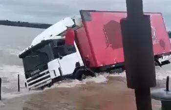 Inundaciones y desbordes en Itapúa: Camión cayó a cuneta debido al desborde de un arroyo en San Pedro del Paraná