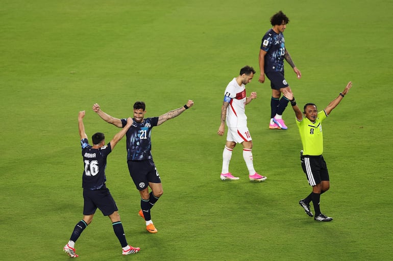 Alexandro Maidana y Gabriel Ávalos de Paraguay celebran tras la victoria por 1-0 durante el partido del Grupo D de la Copa Mundial de la FIFA 2026 entre Turquía y Paraguay en el San Francisco Bay Area Stadium