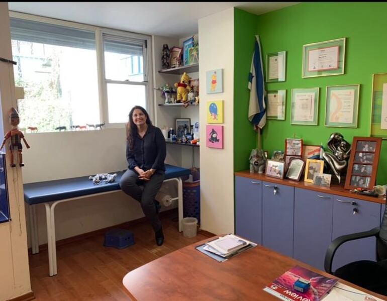 Doctora paraguaya israelí Miriam Herman en su consultorio en Tel Aviv contó los horrores que vio al tener que reconocer los cuerpos de los niños víctimas de los ataques terroristas del grupo hamás del 7 de octubre del 2023.