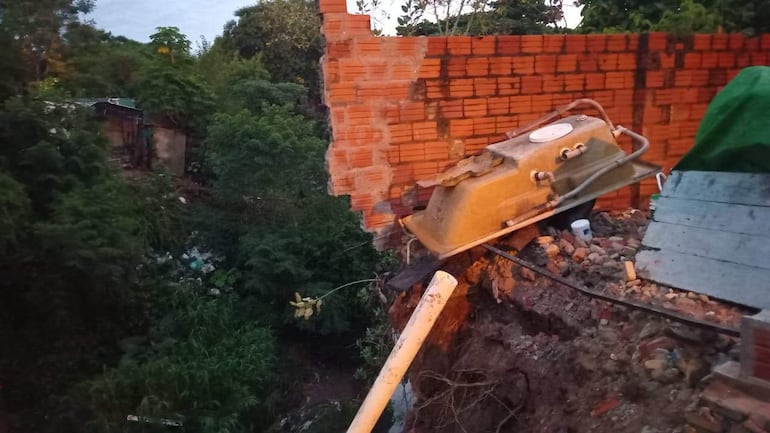 Derrumbe de muro en el arroyo Ferreira deja a familias en riesgo tras intensas lluvias