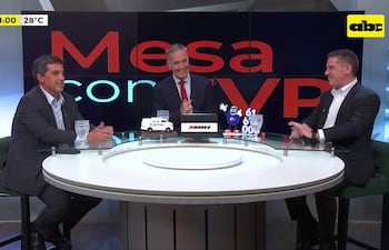 Enrique Biederman y Gustavo Villate en set de televisión, sonriendo mientras interactúan en el programa Mesa con VP.