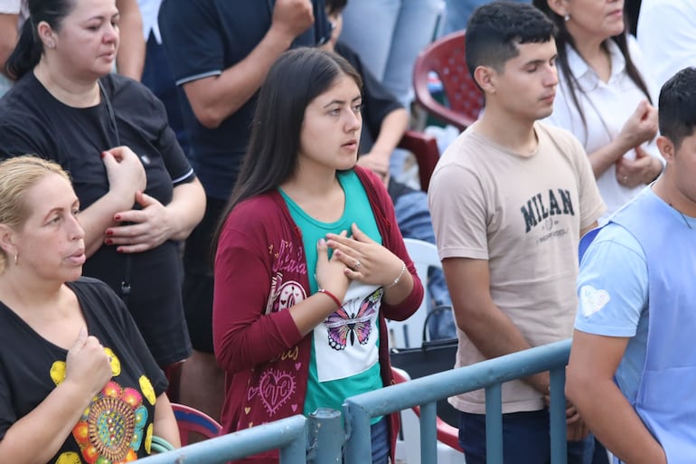 Como cada domingo, la explanada de la Basílica estuvo repleta de feligreses.
