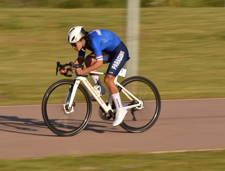 Agua Marina pedaleando por el circuito uruguayo, con buenos réditos en los dos primeros días de la competencia femenina.