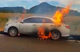 Un automóvil de un personal policial que viajaba con su familia, se incendió por completo en el ramal Acahay-La Colmena.