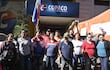Manifestación de funcionarios frente a Copaco (Archivo).