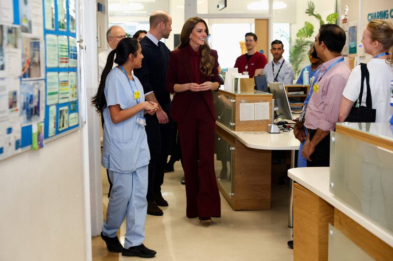 Los príncipes de Gales visitaron la unidad de rehabilitación neurológica del Hospital Charing Cross para destacar el trabajo del personal y los voluntarios del NHS. (Isabel Infantes / POOL / AFP)
