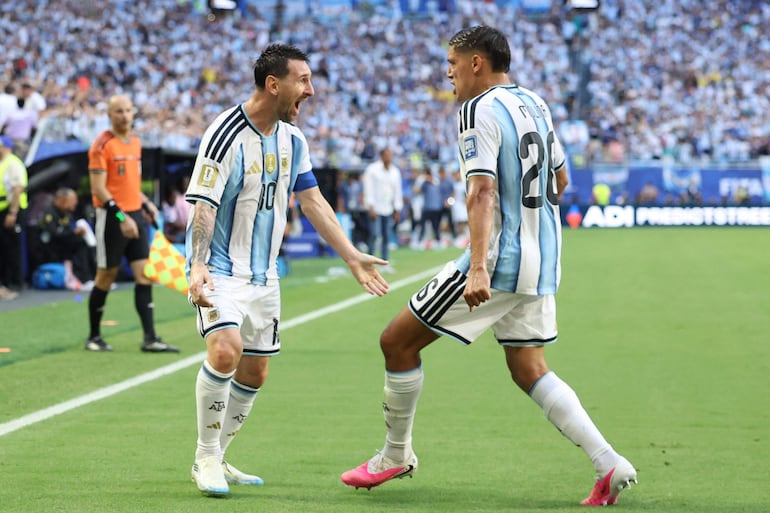 El delantero de Argentina Lionel Messi celebra con su compañero de equipo, el defensor de Argentina Nahuel Molina, tras anotar el primer gol de su equipo durante el partido de fútbol de los dieciseisavos de final de la Copa del Mundo 2026 entre Argentina y Cabo Verde en el Miami Stadium de Miami Gardens.
