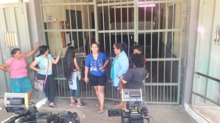 Familiares de reclusos del Penal de Tacumbú.
