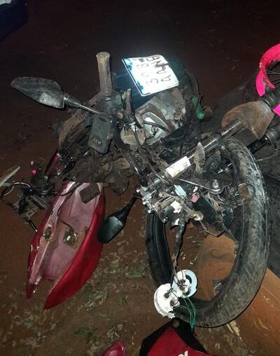 La motocicleta quedó prácticamente inservible tras la violenta colisión.