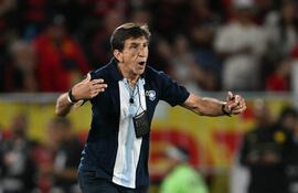 Gustavo Costas, apasionado y fiel a su estilo, el entrenador de Racing busca la epopeya ante el favorito Flamengo, en la semifinal del miércoles.