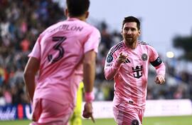Lionel Messi del Inter Miami CF celebra tras anotar el primer gol de su equipo durante el partido de vuelta de los octavos de final de la Copa de Campeones de la CONCACAF entre el Inter Miami CF y el Nashville SC en el Chase Stadium, en Fort Lauderdale, Florida.