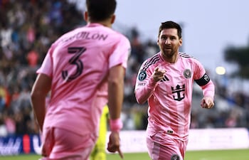 Lionel Messi del Inter Miami CF celebra tras anotar el primer gol de su equipo durante el partido de vuelta de los octavos de final de la Copa de Campeones de la CONCACAF entre el Inter Miami CF y el Nashville SC en el Chase Stadium, en Fort Lauderdale, Florida.