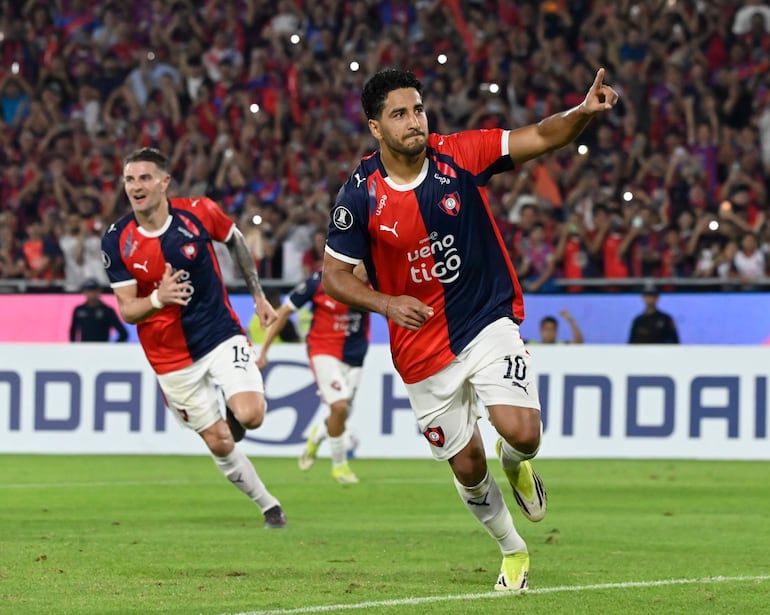 Cecilio Domínguez, futbolista de Cerro Porteño, festeja un gol en el partido frente a Sporting Cristal por la fecha 6 del Grupo F de la Copa Libertadores 2026 en el estadio La Nueva Olla, en Asunción, Paraguay.