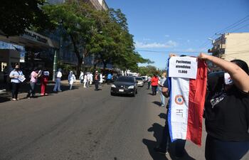 Médicos y funcionarios del Hospital del Trauma cerraron media calzada de la avenida Gral. Santos