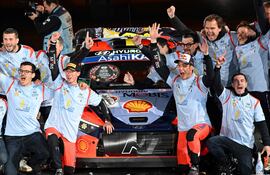Thierry Neuville (36 años) y Martijn Wydaeghe (32) celebran el campeonato frente al Hyundai i20 N Rally2, en compañía de los integrantes del equipo surcoreano.