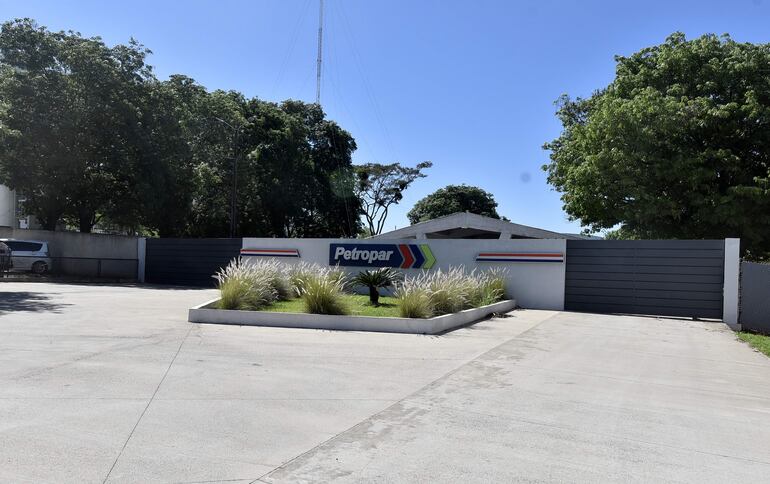 El acceso al estacionamiento reservado para los altos directivos permanece bloqueado.  