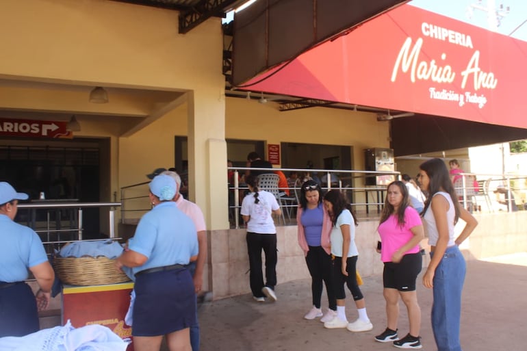 Familias de distintos puntos del país llegan a la Chiperia María Ana.