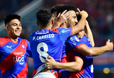 Federico Carrizo y Santiago Arzamendia se suman al festejo entre Cecilio Domínguez y Claudio Aquino, tras el tanto del 10 azulgrana.