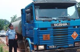 El Comisario Guido Eri Pérez, durante la incautación del camión cisterna que transportaba 17.000 litros de alcohol.