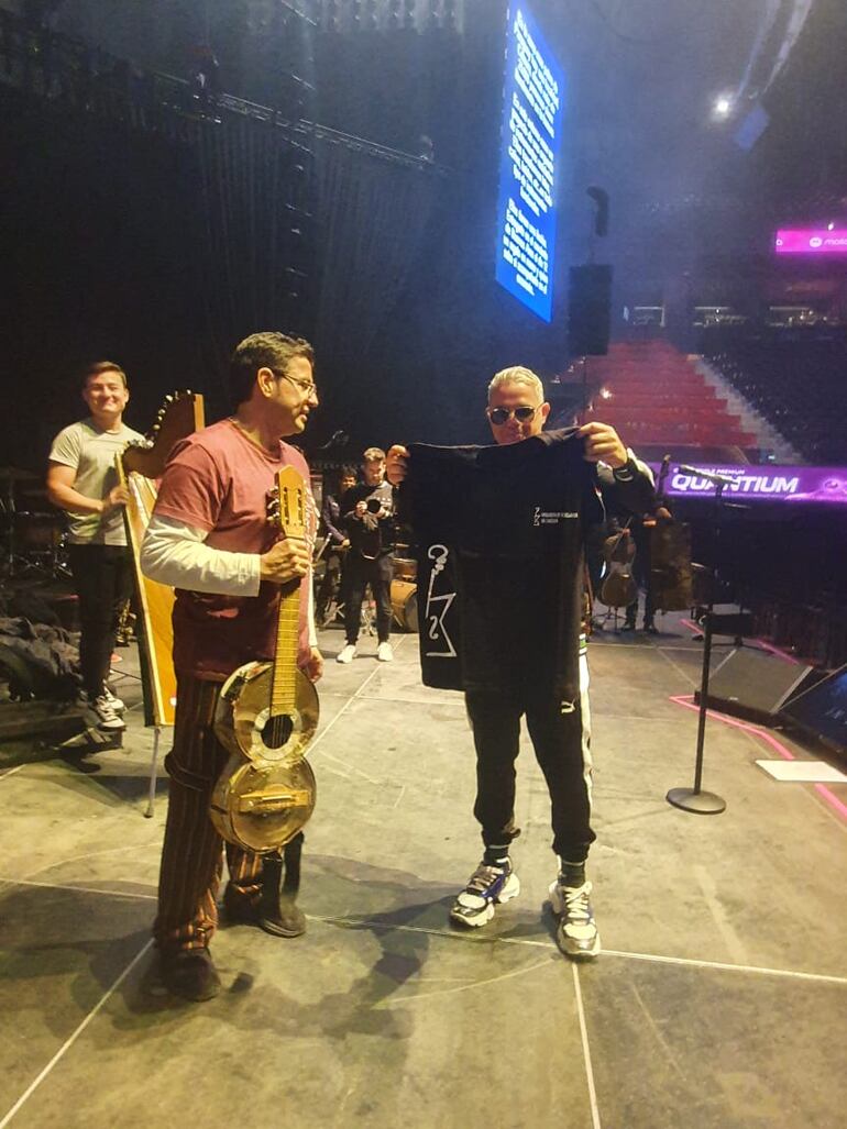 Alejandro Sanz con la Orquesta de Instumentos reciclados de Cateura en el Movistar Arena ensayando.