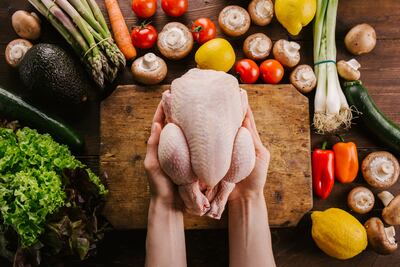 Cocinar pollo.