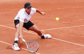 Luciano Darderi venció en tres sets al paraguayo Daniel Vallejo.