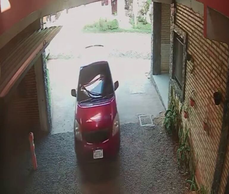 En este Toyota Funcargo bordo llegaron los delincuentes al motel.