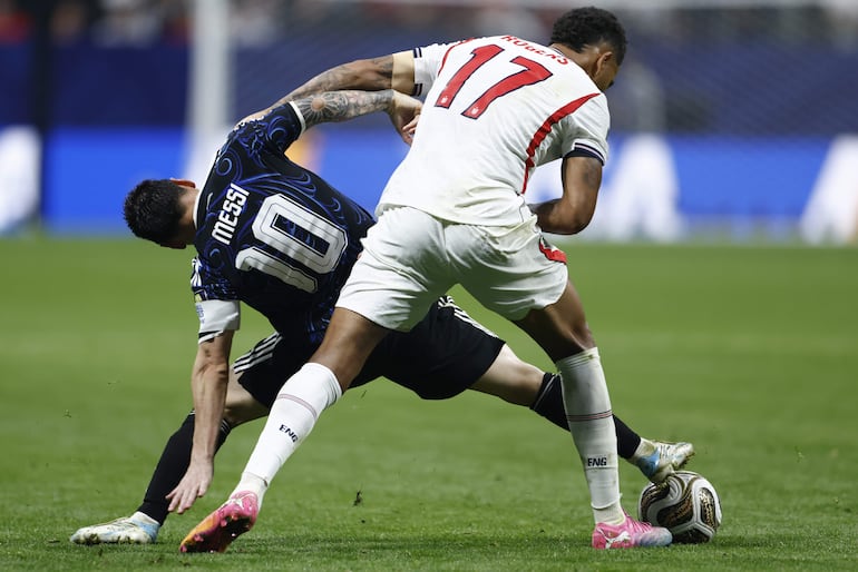 Lionel Messi hizo lo que pudo dentro de la férrea marca y el desgaste físico.