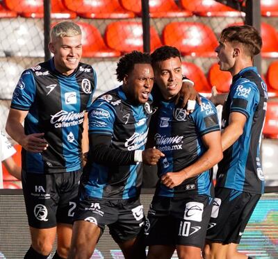 Festejo de gol del Querétaro en el que se lo ve al platinado futbolista paraguayo Rodrigo Bogarín, de 28 años, que lleva dos goles en 19 partidos con los Gallos Blancos.