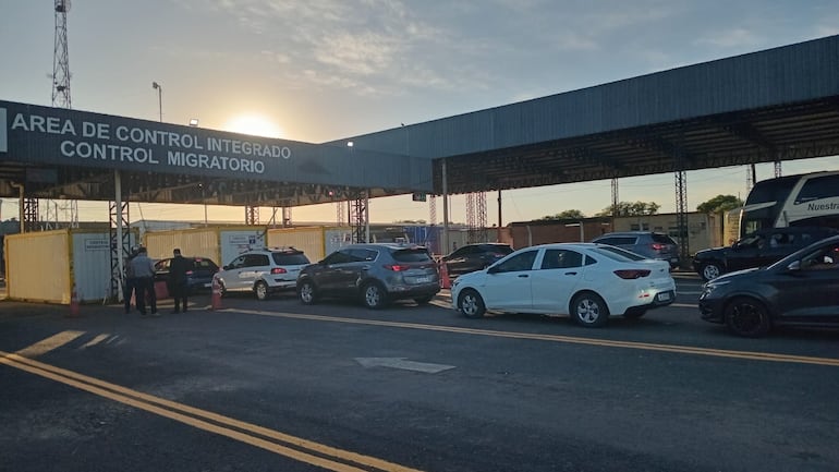 Intenso movimiento migratorio por Puerto Falcón, en el marco de la final de la Copa Sudamericana.