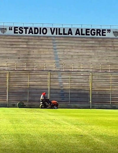 Imagen captada hoy. Con el rodillo para compactar el empastado del Villa Alegre de Encarnación.