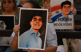 Las personas presentes en la misa sostienen carteles con fotografías de Fernando Báez Sosa. "Ni perdón ni olvido", indica una de las imágenes.