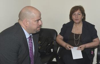 Gladys Cardozo, exministra de la Secretaría de Emergencia Nacional, y el abogado Álvaro Arias.