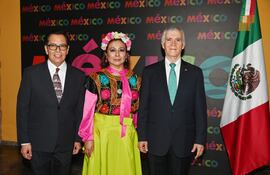 Carlos Villeda, Jacqueline Morán y Juan Manuel Nungaray Valadez, embajador de México en Paraguay.