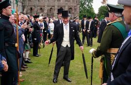 El rey Carlos III de Gran Bretaña sonríe mientras recibe a invitados durante una fiesta en el jardín del Palacio de Holyroodhouse en Edimburgo, Escocia.