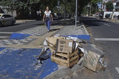 Basura se acumula en una esquina del nuevo paseo central de la avenida Carlos Antonio López, cuya refacción costó G. 12.162 millones.
