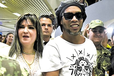 Dalia López se mostraba al lado de Ronaldinho Gaúcho cuando este llegó al país, el 4 de marzo último, para promocionar un libro y otras actividades.