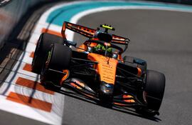 El monoplaza de McLaren del piloto británico Lando Norris durante la clasificación de la carrera sprint del Gran Premio de Miami de la Fórmula 1 en el Autódromo Internacional de Miami, en Miami Gardens, Estados Unidos.