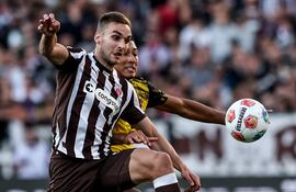 James Sands (i), jugador del St. Pauli. (EFE).