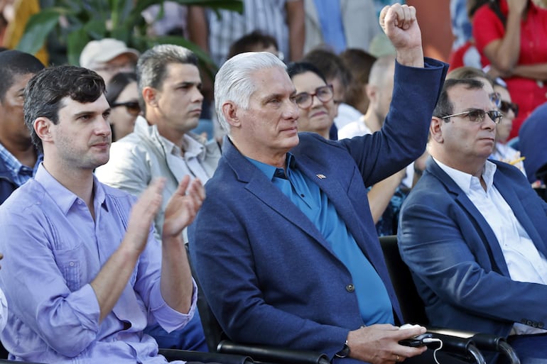 El presidente de Cuba, Miguel Diaz-Canel (d), reacciona junto al coordinador general de la Progresista Internacional, David Adler (i), durante un evento en el Instituto Cubano de Amistad con los Pueblos (ICAP), en la Habana (Cuba). 