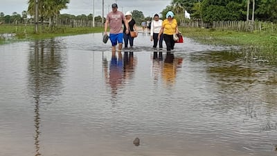 Archivo:Pobladores de Laguna Itá, distrito de San Juan de Ñeembucú, caminan por el agua para salir hasta la ruta principal que conecta con Pilar.