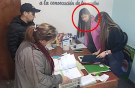 La ahora procesada Sara Andrea Irala Zárate (en círculo) es interrogada por el fiscal de San Lorenzo, Gerardo Antonio Chamorro Ortega.