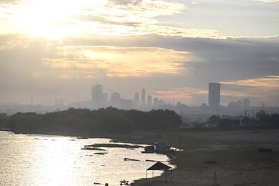 Vista del río Paraguay desde la Costanera de Asunción, este 22 de abril del 2025. Se observa mucho humo y tráfico congestionado. (Pronóstico, clima, tiempo, cielo, despejado, calor)