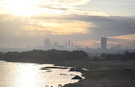 Vista del río Paraguay desde la Costanera de Asunción, este 22 de abril del 2025. Se observa mucho humo y tráfico congestionado. (Pronóstico, clima, tiempo, cielo, despejado, calor)