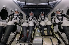 El cosmonauta de Roscosmos Oleg Platonov (izq.), los astronautas de la NASA Mike Fincke y Zena Cardman, y el astronauta de la JAXA (Agencia Japonesa de Exploración Aeroespacial) Kimiya Yui son vistos dentro de la nave SpaceX Dragon Endeavour, a bordo del buque de recuperación de SpaceX Shannon, poco después de aterrizar en el océano Pacífico frente a la costa de Long Beach, California, el 15 de enero de 2026.