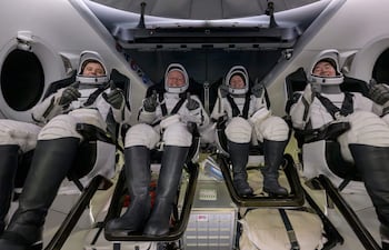 El cosmonauta de Roscosmos Oleg Platonov (izq.), los astronautas de la NASA Mike Fincke y Zena Cardman, y el astronauta de la JAXA (Agencia Japonesa de Exploración Aeroespacial) Kimiya Yui son vistos dentro de la nave SpaceX Dragon Endeavour, a bordo del buque de recuperación de SpaceX Shannon, poco después de aterrizar en el océano Pacífico frente a la costa de Long Beach, California, el 15 de enero de 2026.