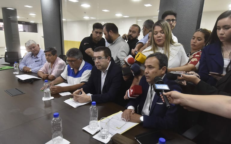 En conferencia de prensa anunciaron que no hubo acuerdo y que van a la huelga.